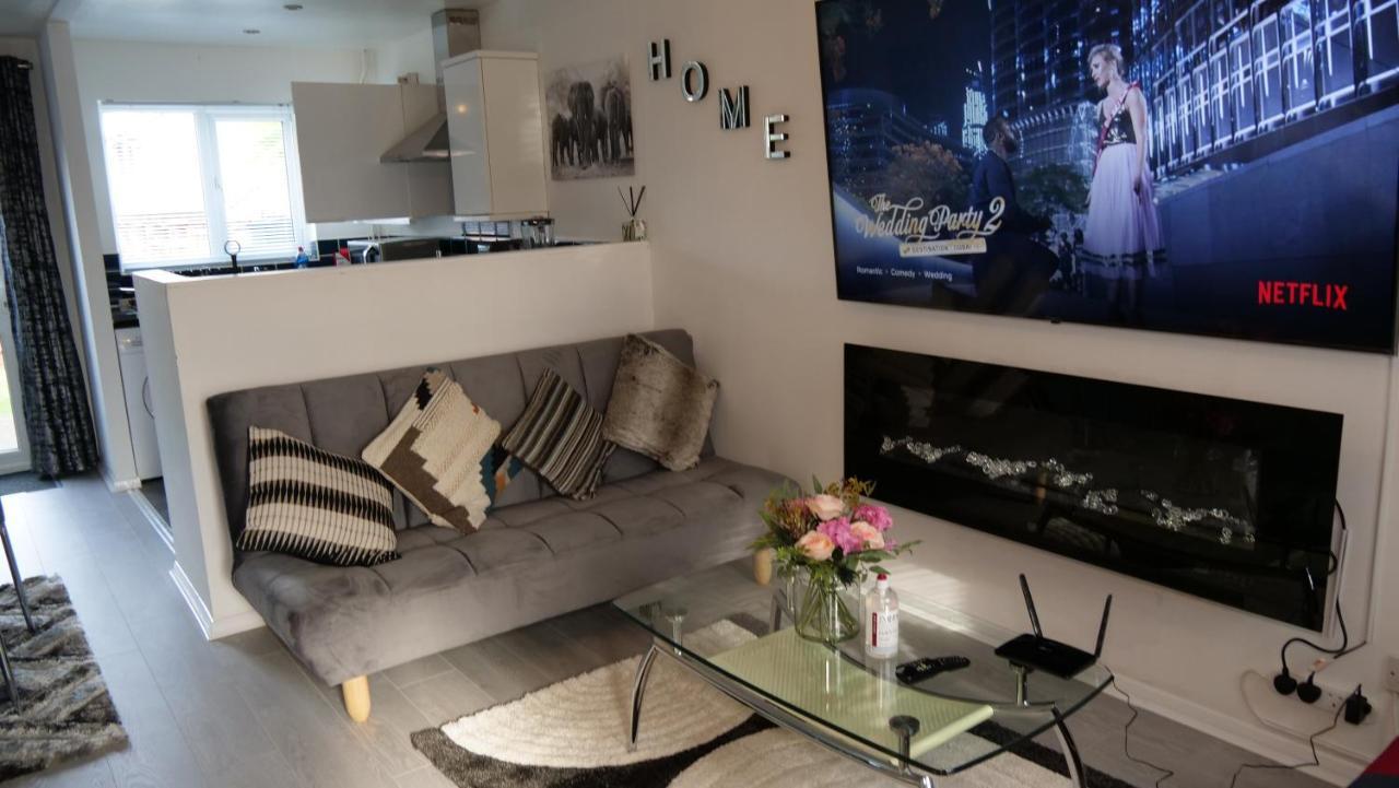 Milton Keynes Luxury Short Stay House With Wifi And Free Parking Wolverton  ภายนอก รูปภาพ
