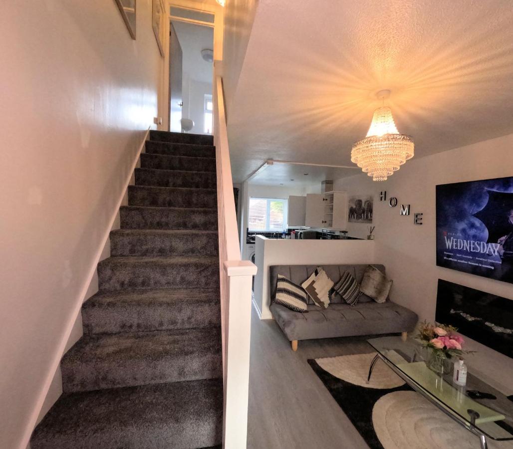 Milton Keynes Luxury Short Stay House With Wifi And Free Parking Wolverton  ภายนอก รูปภาพ
