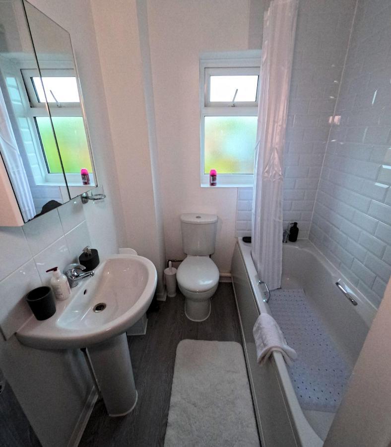 Milton Keynes Luxury Short Stay House With Wifi And Free Parking Wolverton  ภายนอก รูปภาพ