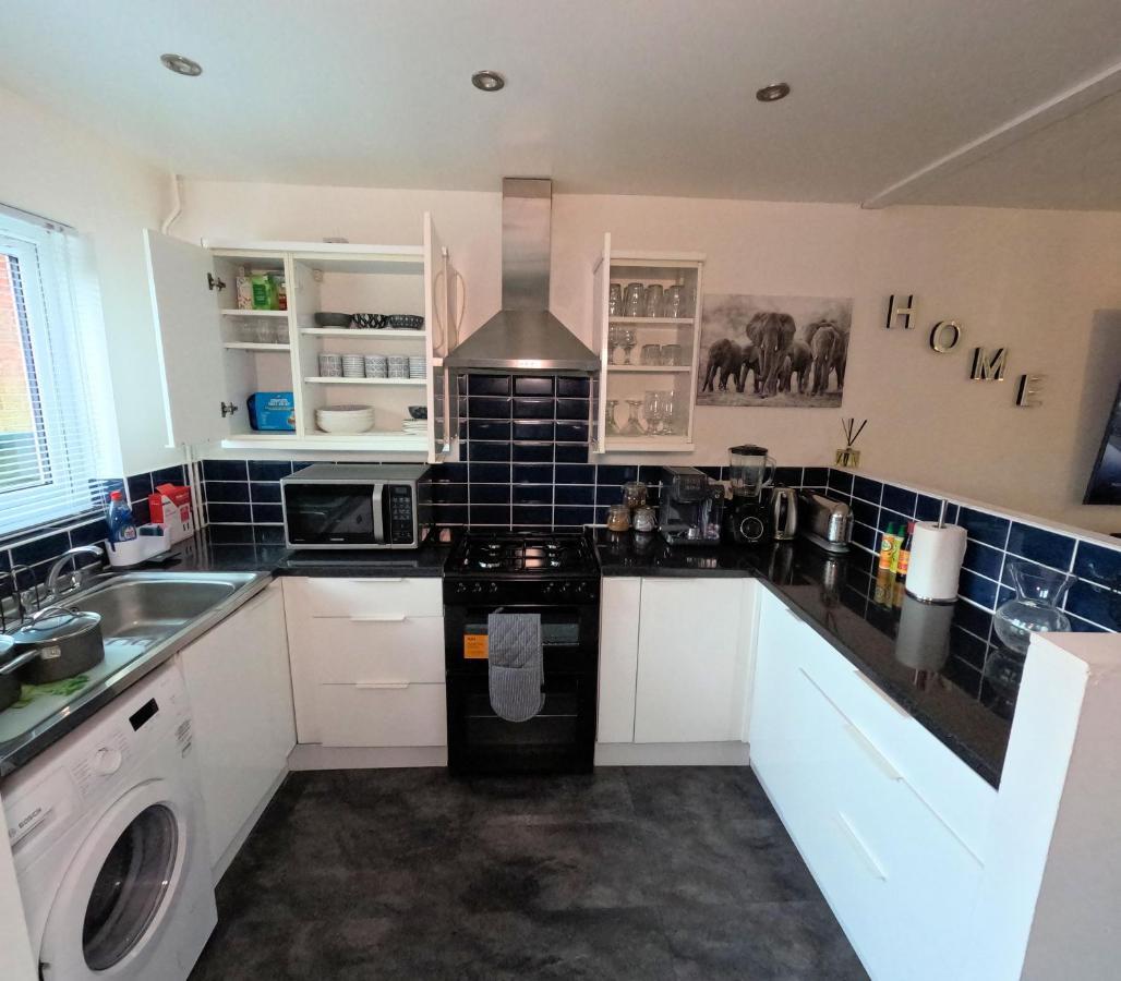 Milton Keynes Luxury Short Stay House With Wifi And Free Parking Wolverton  ภายนอก รูปภาพ