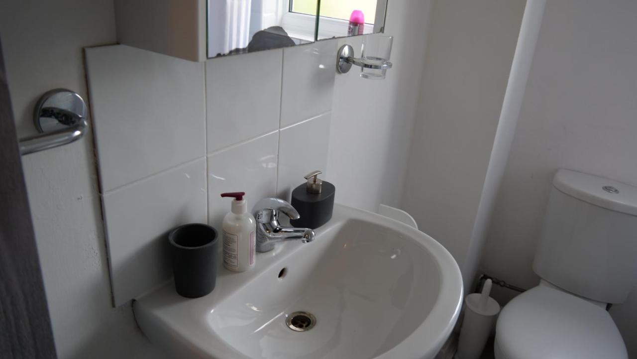 Milton Keynes Luxury Short Stay House With Wifi And Free Parking Wolverton  ภายนอก รูปภาพ