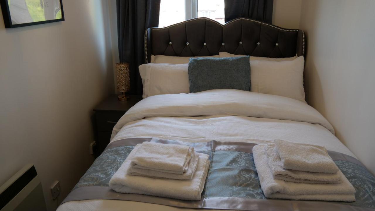 Milton Keynes Luxury Short Stay House With Wifi And Free Parking Wolverton  ภายนอก รูปภาพ